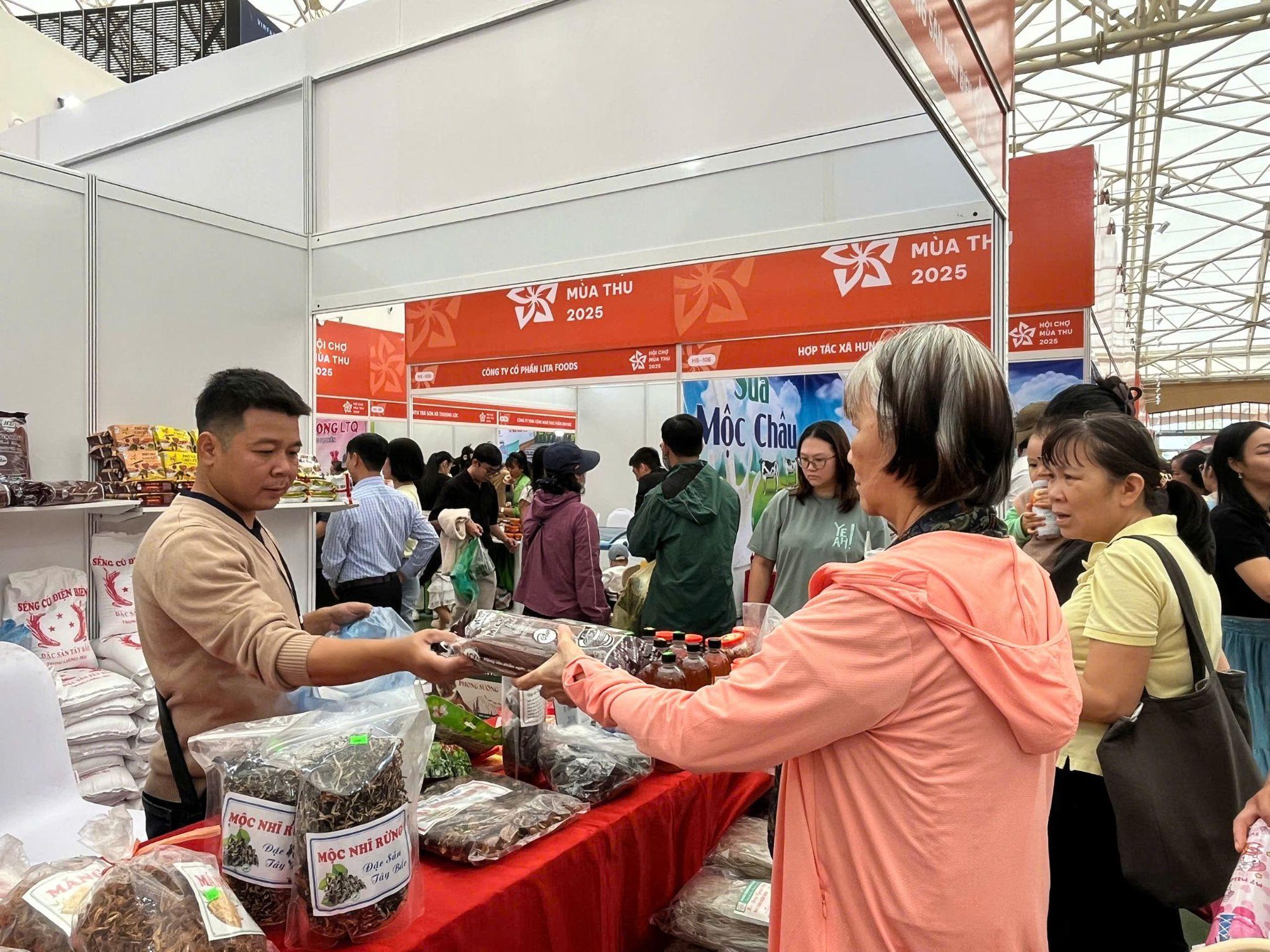 Bảo vệ người tiêu dùng tại Hội chợ Mùa Thu 2025: Trải nghiệm mua sắm tuyệt vời - Ảnh 5. Bảo vệ người tiêu dùng tại Hội chợ Mùa Thu 2025: Trải nghiệm mua sắm tuyệt vời - Ảnh 5.