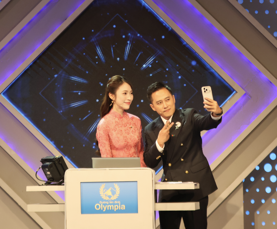 MC Khánh Vy xinh đẹp dẫn chung kết Đường lên đỉnh Olympia 2025 - Ảnh 3. MC Khánh Vy xinh đẹp dẫn chung kết Đường lên đỉnh Olympia 2025 - Ảnh 3.