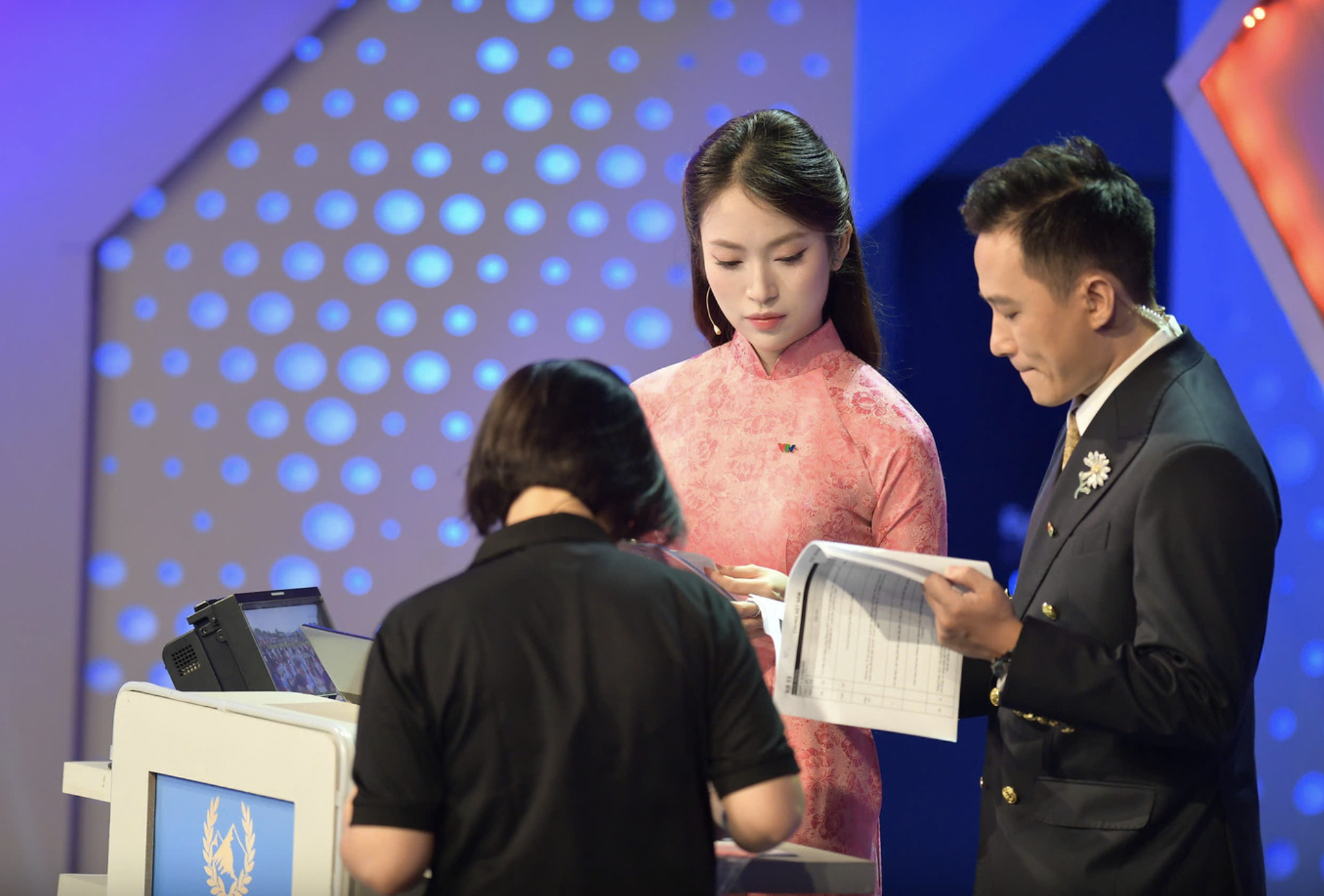 MC Khánh Vy xinh đẹp dẫn chung kết Đường lên đỉnh Olympia 2025 - Ảnh 4. MC Khánh Vy xinh đẹp dẫn chung kết Đường lên đỉnh Olympia 2025 - Ảnh 4.