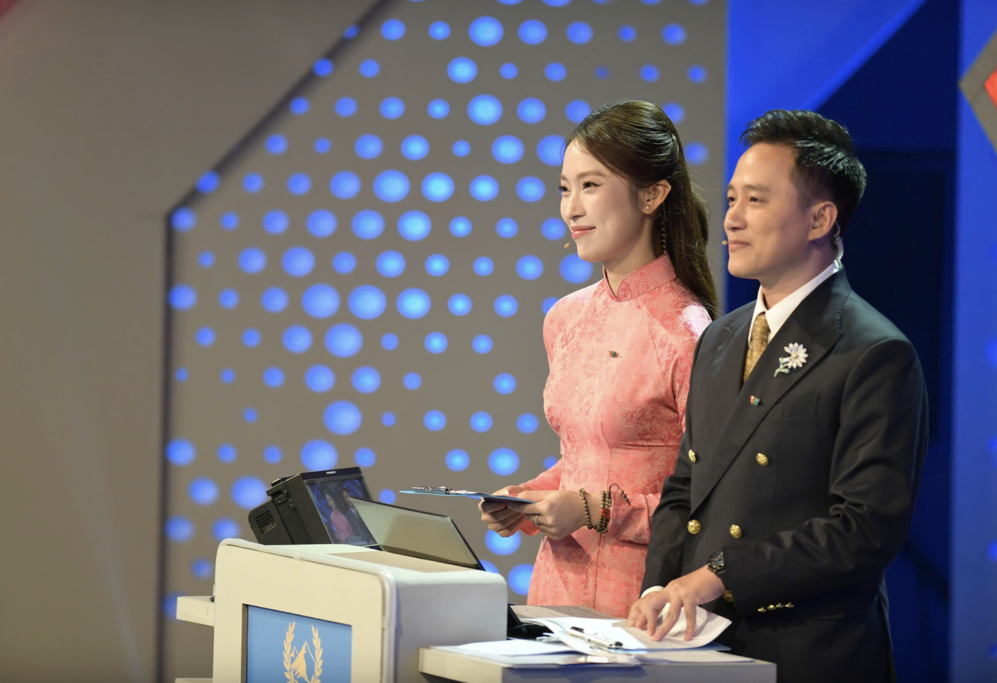 MC Khánh Vy xinh đẹp dẫn chung kết Đường lên đỉnh Olympia 2025 - Ảnh 5. MC Khánh Vy xinh đẹp dẫn chung kết Đường lên đỉnh Olympia 2025 - Ảnh 5.
