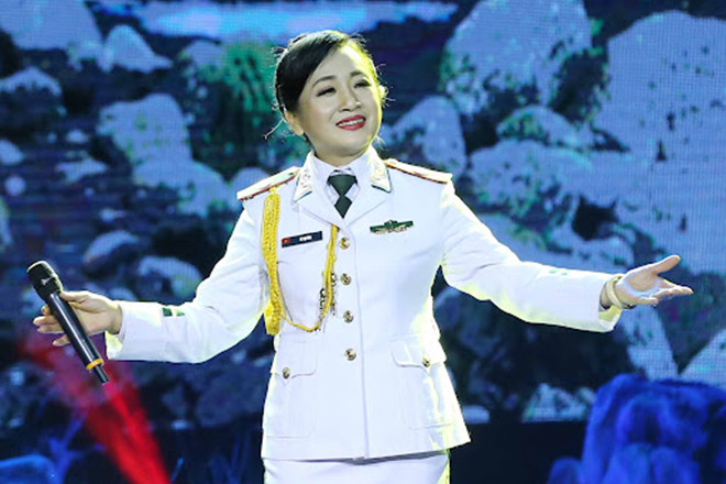 NSND, Đại tá Vi Hoa: Từ cô gái nghèo đi xe thủng lốp đến 'huyền thoại biên phòng' - Ảnh 2. NSND, Đại tá Vi Hoa: Từ cô gái nghèo đi xe thủng lốp đến 'huyền thoại biên phòng' - Ảnh 2.