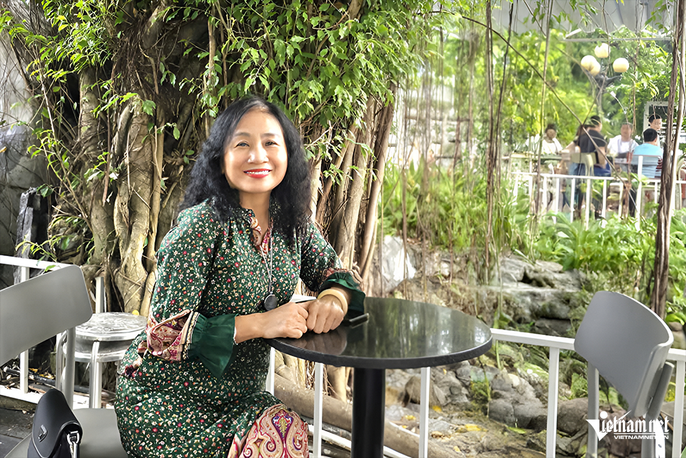 NSND, Đại tá Vi Hoa: Từ cô gái nghèo đi xe thủng lốp đến 'huyền thoại biên phòng' - Ảnh 1. NSND, Đại tá Vi Hoa: Từ cô gái nghèo đi xe thủng lốp đến 'huyền thoại biên phòng' - Ảnh 1.