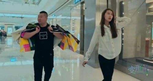 Cuộc sống hiện tại gây bất ngờ của cô bé 16 tuổi vẫn phải đút cơm, tiêu 170 triệu đồng/ngày, sẵn sàng đi 500km để cắt tóc - Ảnh 2. Cuộc sống hiện tại gây bất ngờ của cô bé 16 tuổi vẫn phải đút cơm, tiêu 170 triệu đồng/ngày, sẵn sàng đi 500km để cắt tóc - Ảnh 2.