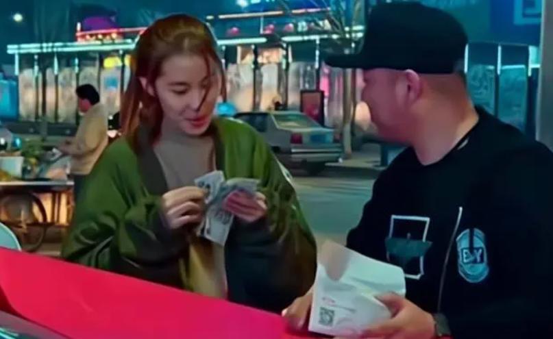 Cuộc sống hiện tại gây bất ngờ của cô bé 16 tuổi vẫn phải đút cơm, tiêu 170 triệu đồng/ngày, sẵn sàng đi 500km để cắt tóc - Ảnh 4. Cuộc sống hiện tại gây bất ngờ của cô bé 16 tuổi vẫn phải đút cơm, tiêu 170 triệu đồng/ngày, sẵn sàng đi 500km để cắt tóc - Ảnh 4.