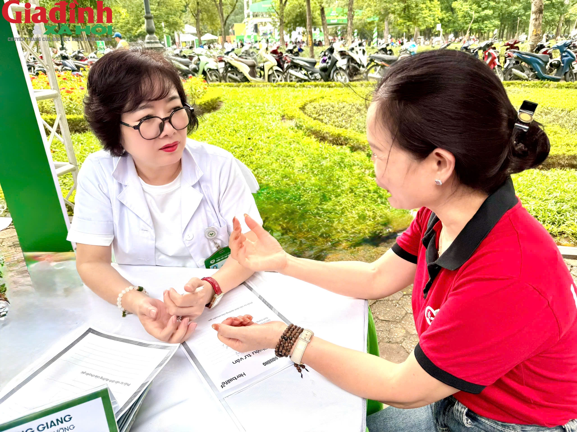 Dinh dưỡng thai kỳ: 'Ăn cho hai người' – hiểu đúng để mẹ bầu không 'ăn gấp đôi' mà vẫn đủ chất - Ảnh 1. Dinh dưỡng thai kỳ: 'Ăn cho hai người' – hiểu đúng để mẹ bầu không 'ăn gấp đôi' mà vẫn đủ chất - Ảnh 1.