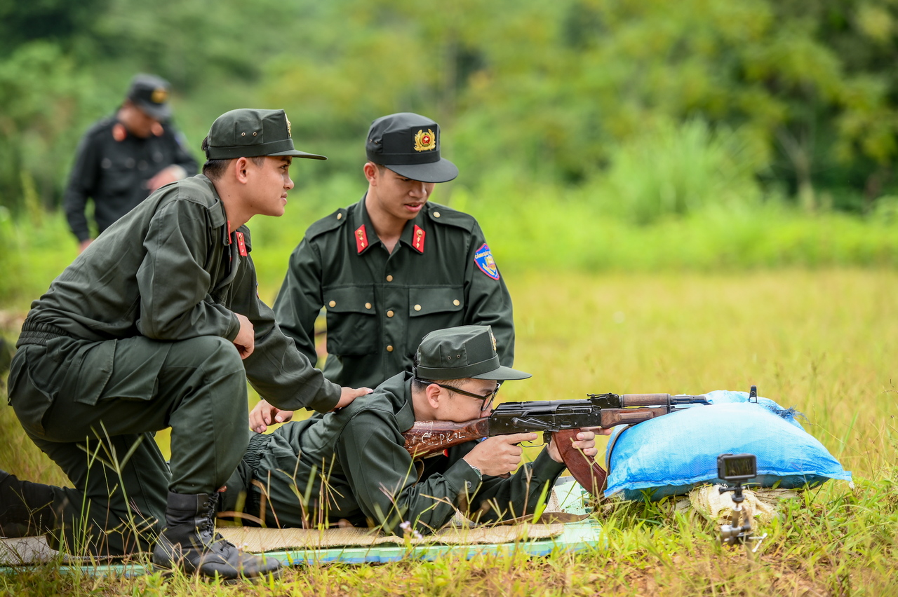 Song Luân và Mono chia nhau miếng lương khô, nín thở nằm chờ lệnh 'đánh' tội phạm ma túy - Ảnh 1. Chiến sĩ quả cảm - Tập 14: Những thước phim tái hiện kịch tính lấy cảm hứng từ chuyên án Lóng Luông - Ảnh 3.