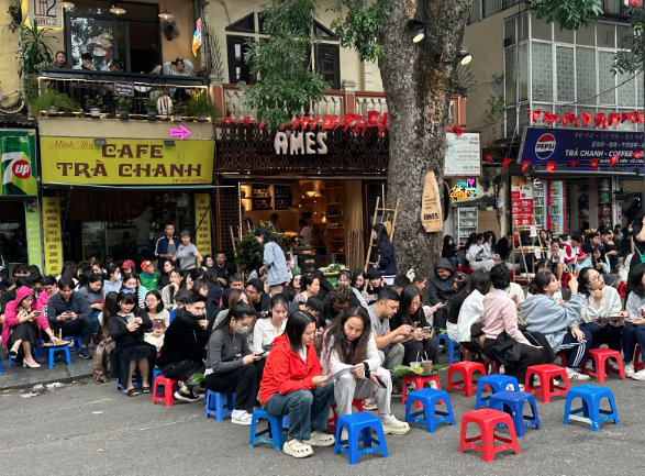Cơn sốt trải nghiệm mùa thu Hà Nội: "Biển người" lên phố săn tìm khoảnh khắc lãng mạn - Ảnh 1. Cơn sốt trải nghiệm mùa thu Hà Nội: "Biển người" lên phố săn tìm khoảnh khắc lãng mạn - Ảnh 1.