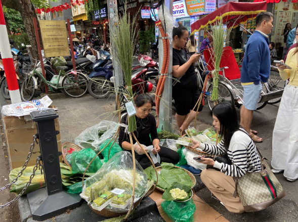Cơn sốt trải nghiệm mùa thu Hà Nội: "Biển người" lên phố săn tìm khoảnh khắc lãng mạn - Ảnh 2. Cơn sốt trải nghiệm mùa thu Hà Nội: "Biển người" lên phố săn tìm khoảnh khắc lãng mạn - Ảnh 2.