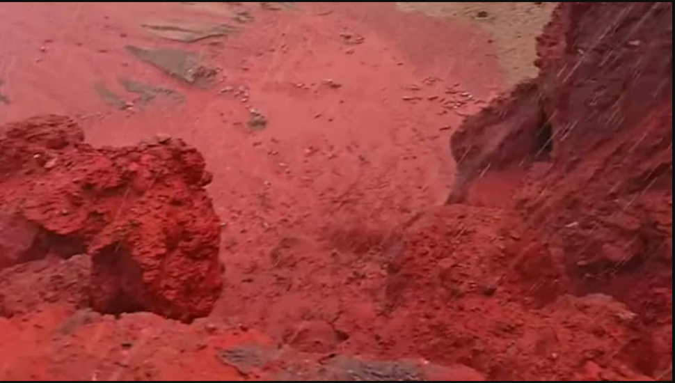 Sau trận mưa kỳ lạ, bãi biển bất ngờ nhuộm đỏ như máu, cơ quan lữ hành nói: Liên quan tới tên gọi nơi này- Ảnh 1.