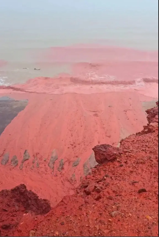 Sau trận mưa kỳ lạ, bãi biển bất ngờ nhuộm đỏ như máu, cơ quan lữ hành nói: Liên quan tới tên gọi nơi này- Ảnh 5.