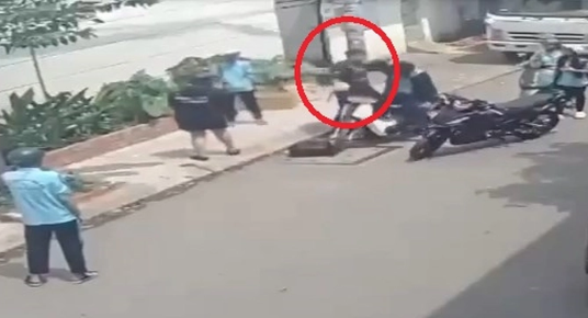 Video: Phẫn nộ nam thanh niên đánh tới tấp 2 học sinh giữa đường ở TPHCM để 'dằn mặt' - Ảnh 1. Video: Phẫn nộ nam thanh niên đánh tới tấp 2 học sinh giữa đường ở TPHCM để 'dằn mặt' - Ảnh 1.