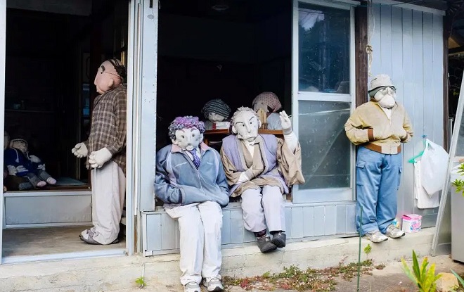 Bí ẩn ngôi làng kỳ lạ 30 người sống cùng hàng trăm con búp bê &quot;rợn người&quot;- Ảnh 6.