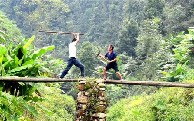 Bí ẩn ngôi làng kỳ lạ 30 người sống cùng hàng trăm con búp bê "rợn người"- Ảnh 7.