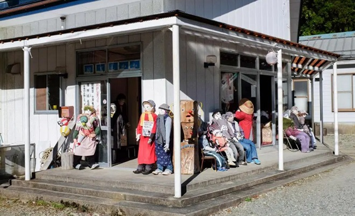 Bí ẩn ngôi làng kỳ lạ 30 người sống cùng hàng trăm con búp bê &quot;rợn người&quot;- Ảnh 1.