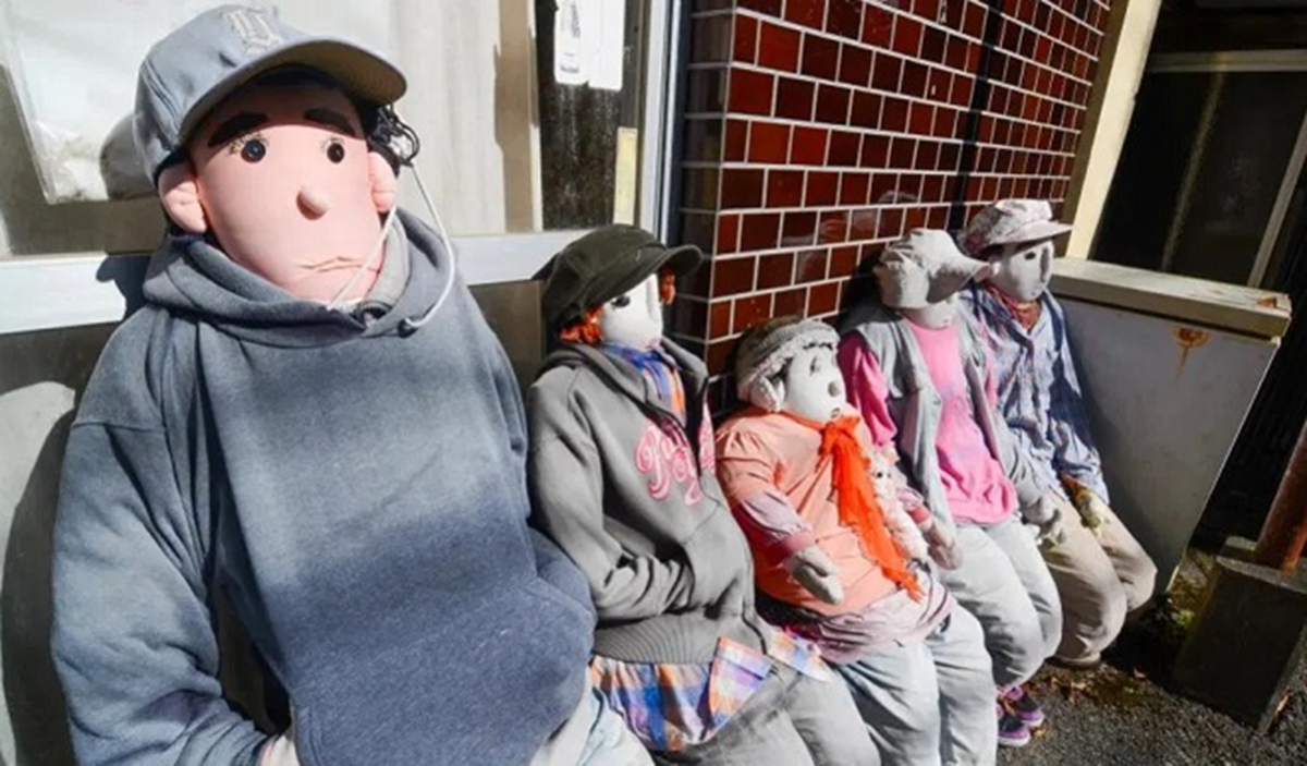 Bí ẩn ngôi làng kỳ lạ 30 người sống cùng hàng trăm con búp bê &quot;rợn người&quot;- Ảnh 4.