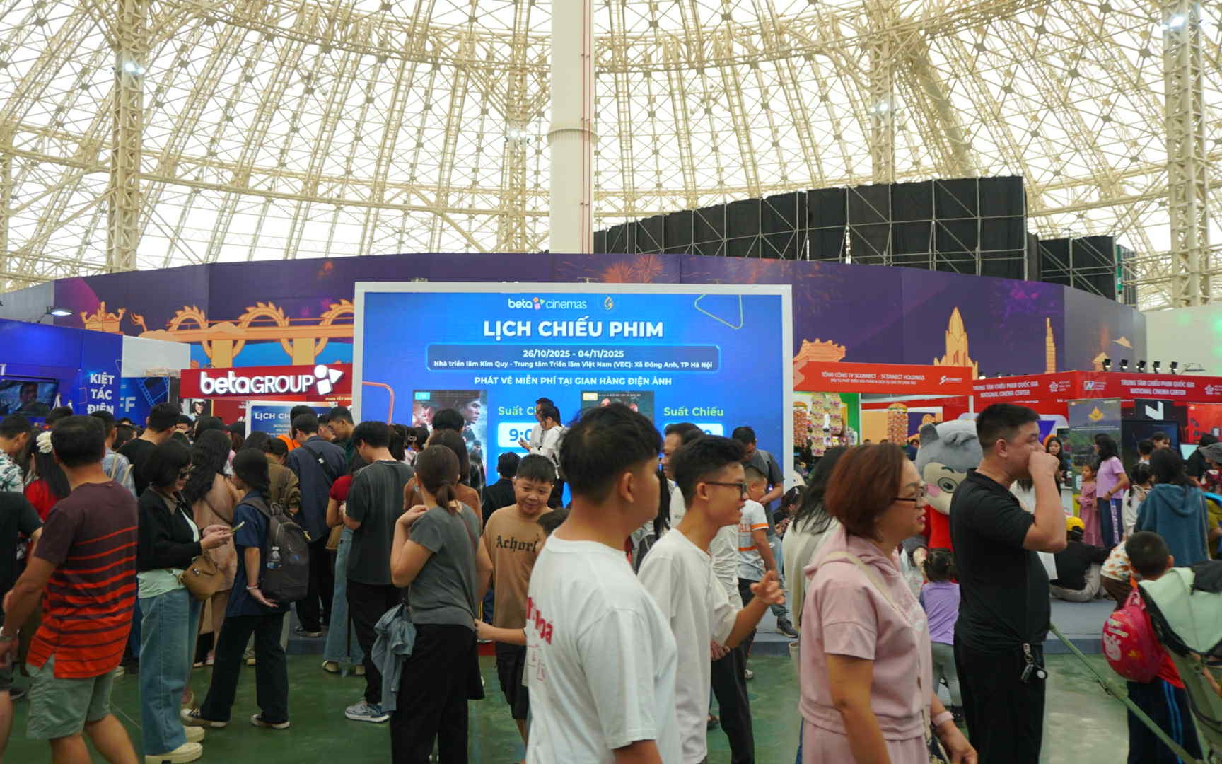 Khán giả đến Hội chợ Mùa Thu 2025 để... nghe cải lương - Ảnh 1.