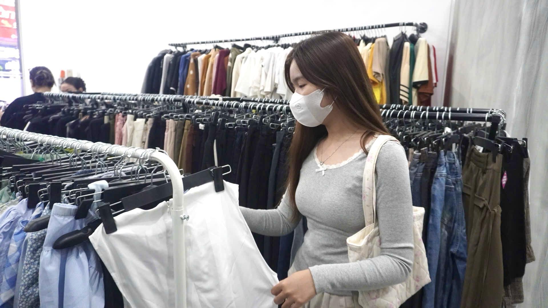Ký gửi quần áo cũ – Trào lưu thời trang tuần hoàn của giới trẻ hiện nay - Ảnh 4. Ký gửi quần áo cũ – Trào lưu thời trang tuần hoàn của giới trẻ hiện nay - Ảnh 4.