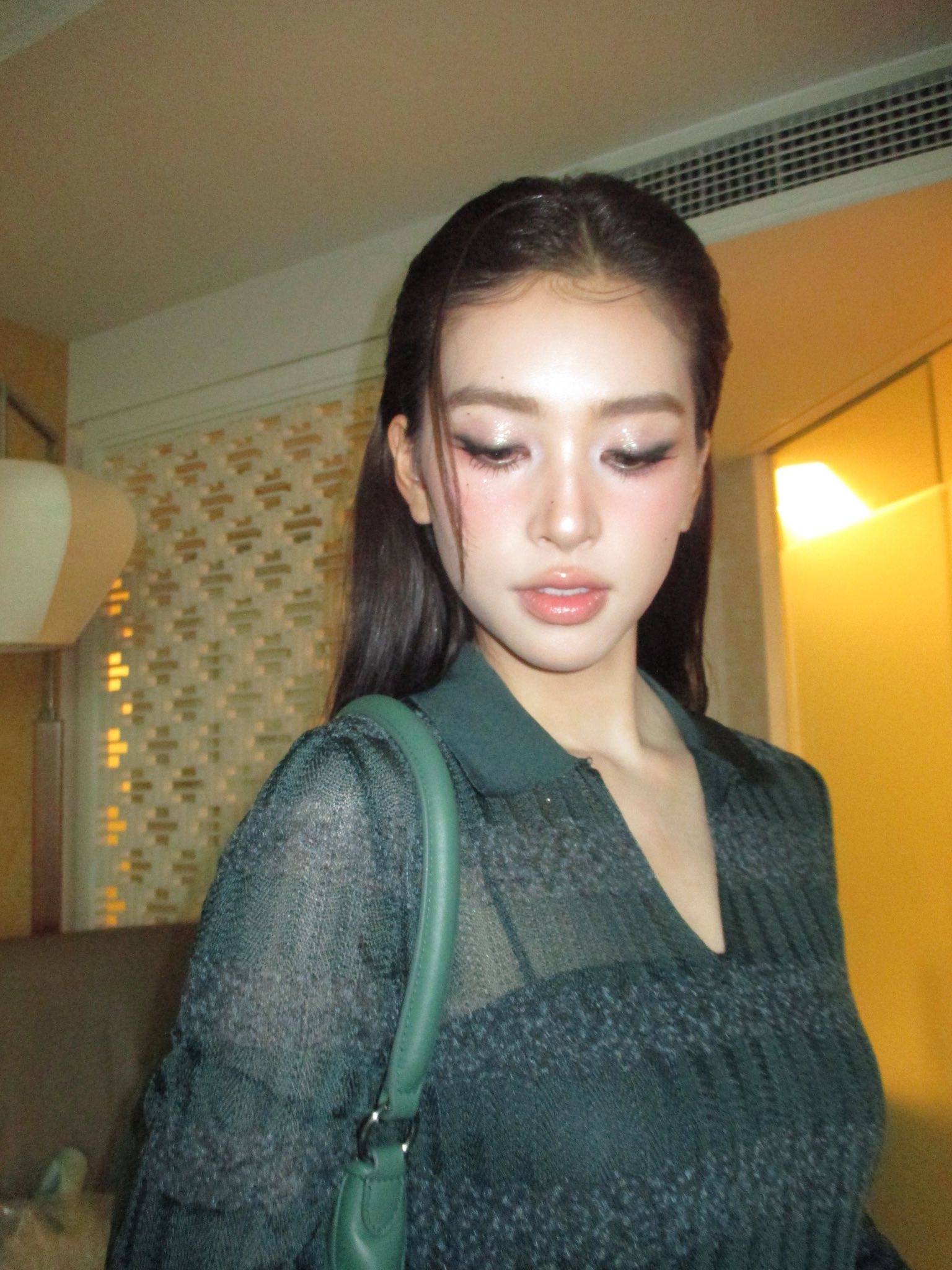 Trần Tiểu Vy nổi bật với set đồ xanh quân đội Không theo gam màu mùa thu - Ảnh 2. Trần Tiểu Vy nổi bật với set đồ xanh quân đội Không theo gam màu mùa thu - Ảnh 2.