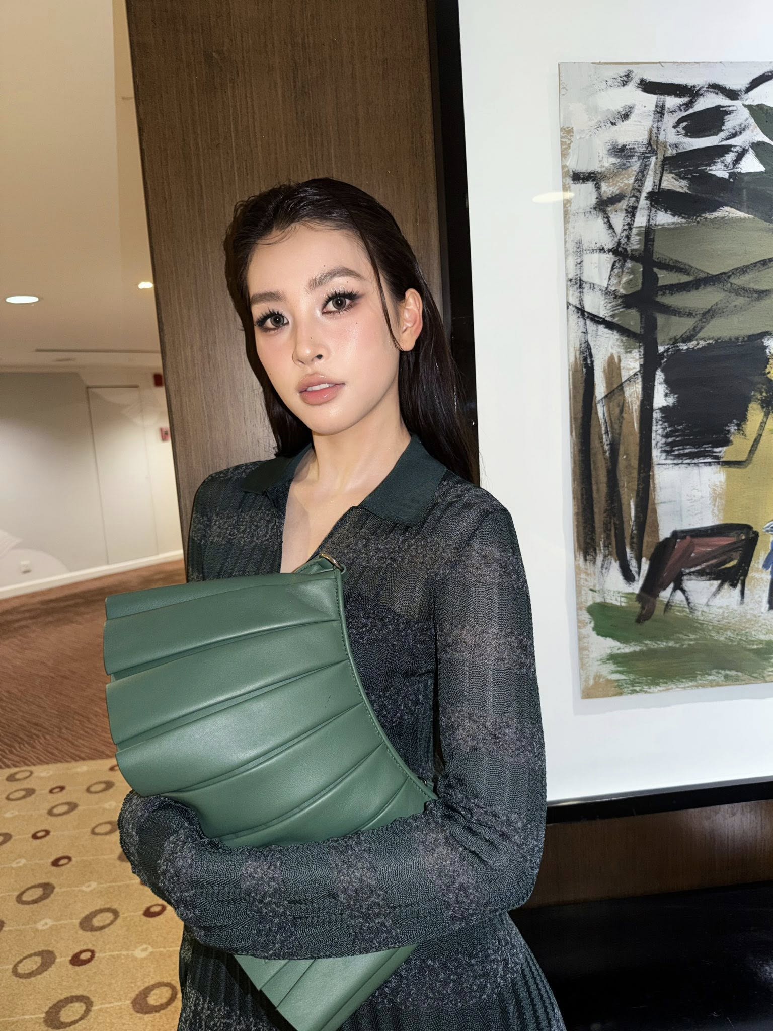 Trần Tiểu Vy nổi bật với set đồ xanh quân đội Không theo gam màu mùa thu - Ảnh 4. Trần Tiểu Vy nổi bật với set đồ xanh quân đội Không theo gam màu mùa thu - Ảnh 4.