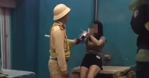 Nữ tài xế ở Thái Nguyên hất máy đo nồng độ cồn, vi phạm gần gấp đôi mức tối đa