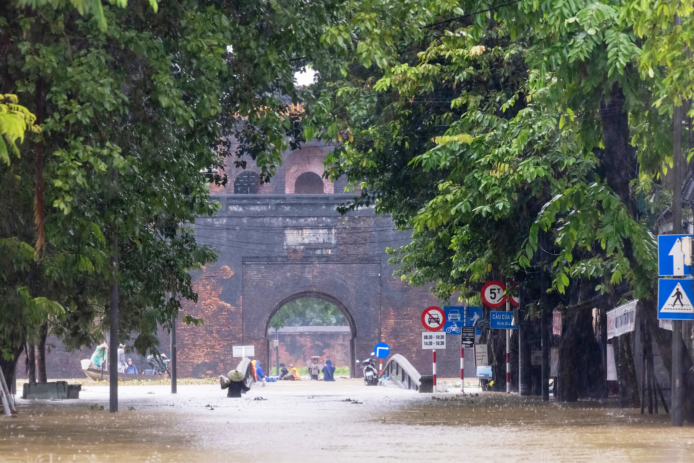 Cảnh lũ lớn 'bao vây' khu vực Đại Nội và hệ thống Di sản Huế - Ảnh 14.