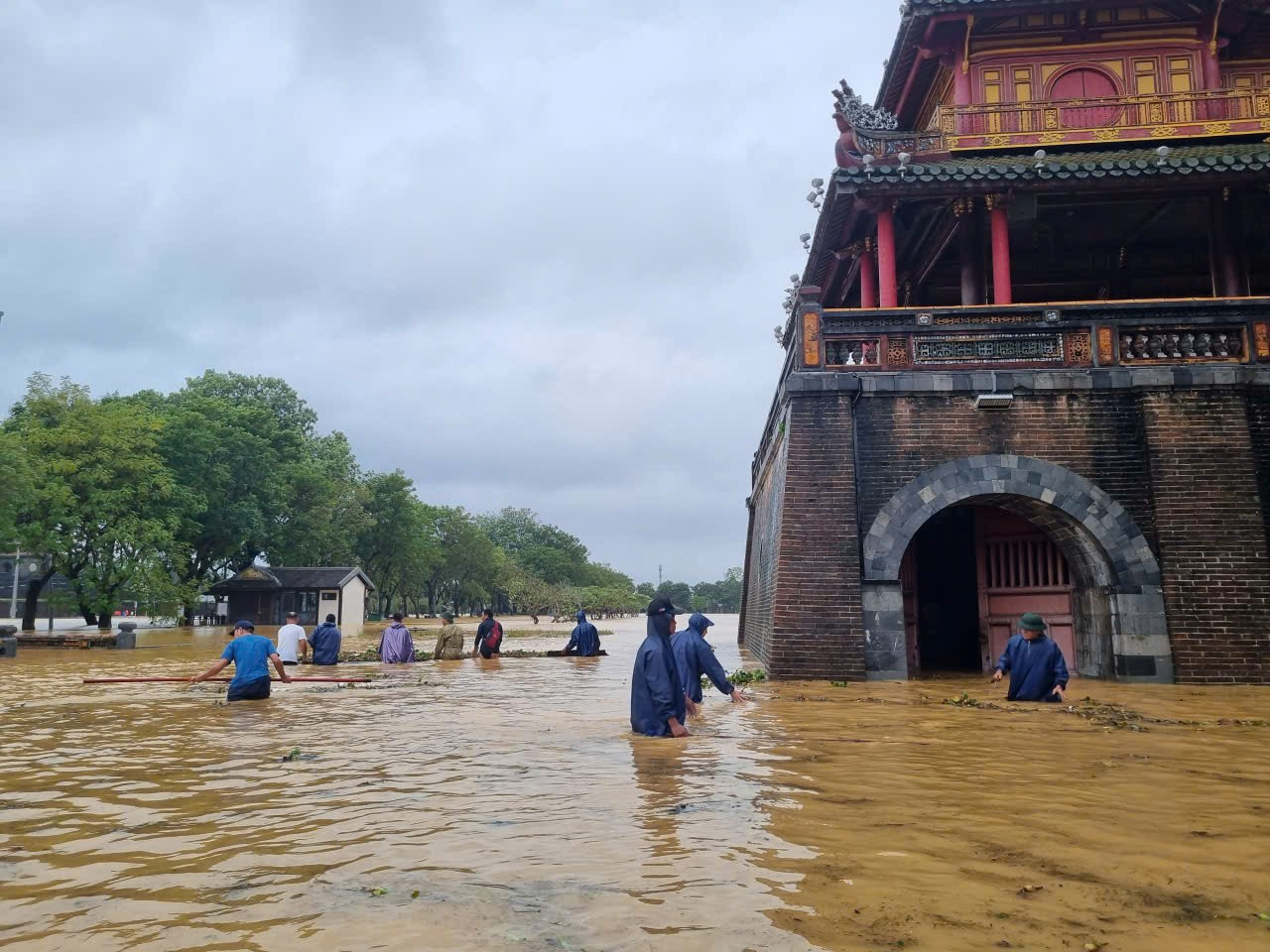 Cảnh lũ lớn 'bao vây' khu vực Đại Nội và hệ thống Di sản Huế - Ảnh 7.