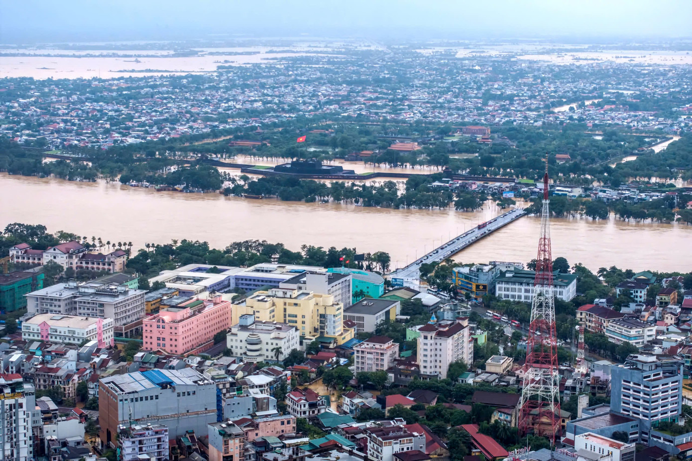 Cảnh lũ lớn 'bao vây' khu vực Đại Nội và hệ thống Di sản Huế - Ảnh 1.