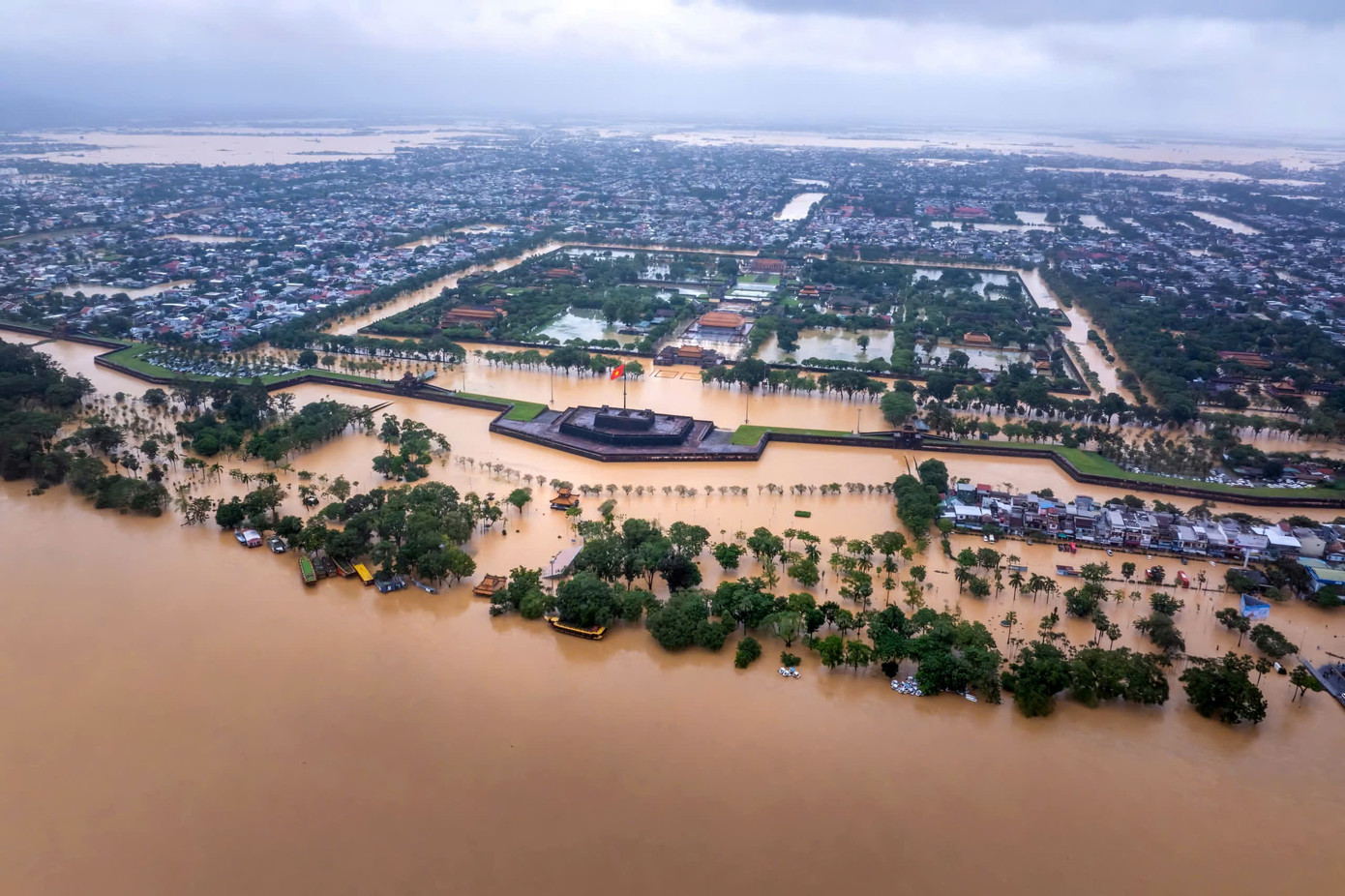 Cảnh lũ lớn 'bao vây' khu vực Đại Nội và hệ thống Di sản Huế - Ảnh 2.