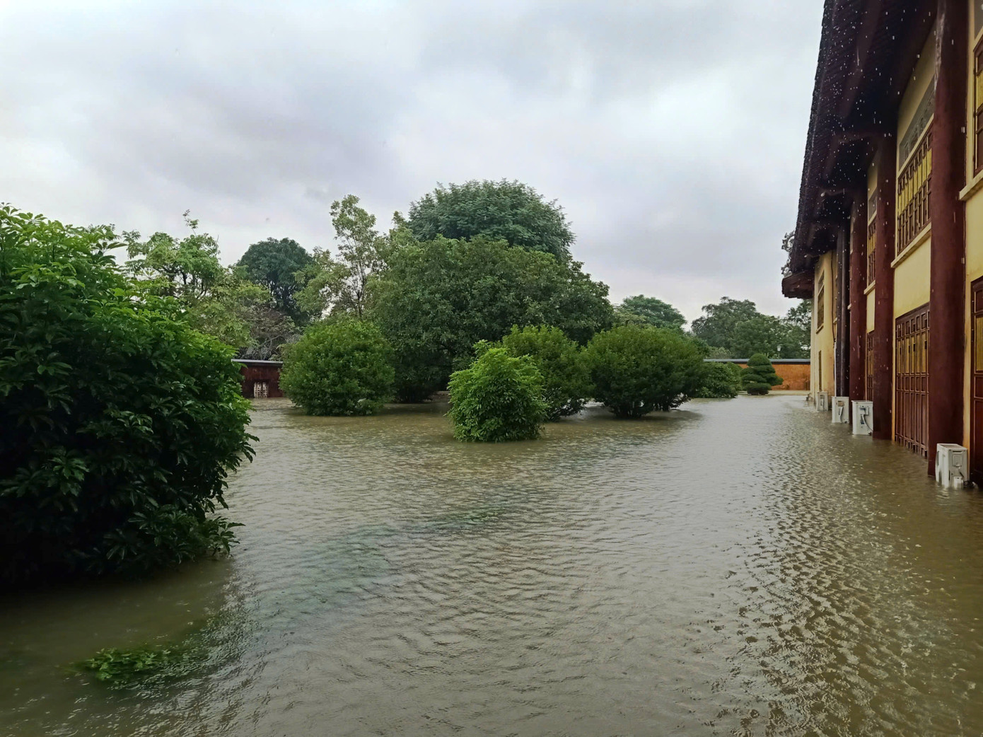 Cảnh lũ lớn 'bao vây' khu vực Đại Nội và hệ thống Di sản Huế - Ảnh 4.