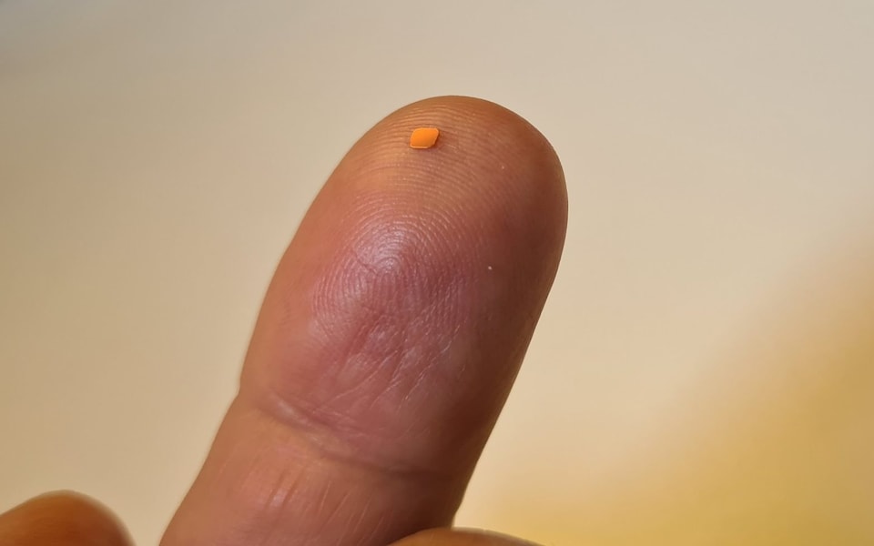 Vật thể chỉ 2mm làm nên điều kỳ diệu, giúp người mù đọc sách trở lại- Ảnh 4.