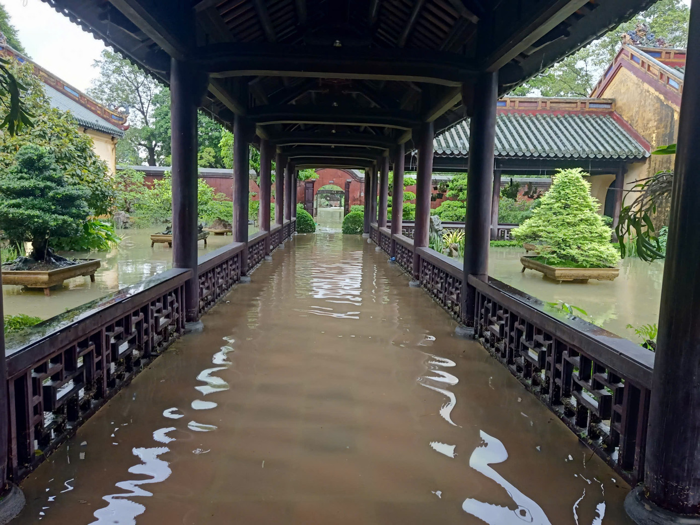 Cảnh lũ lớn 'bao vây' khu vực Đại Nội và hệ thống Di sản Huế - Ảnh 12.