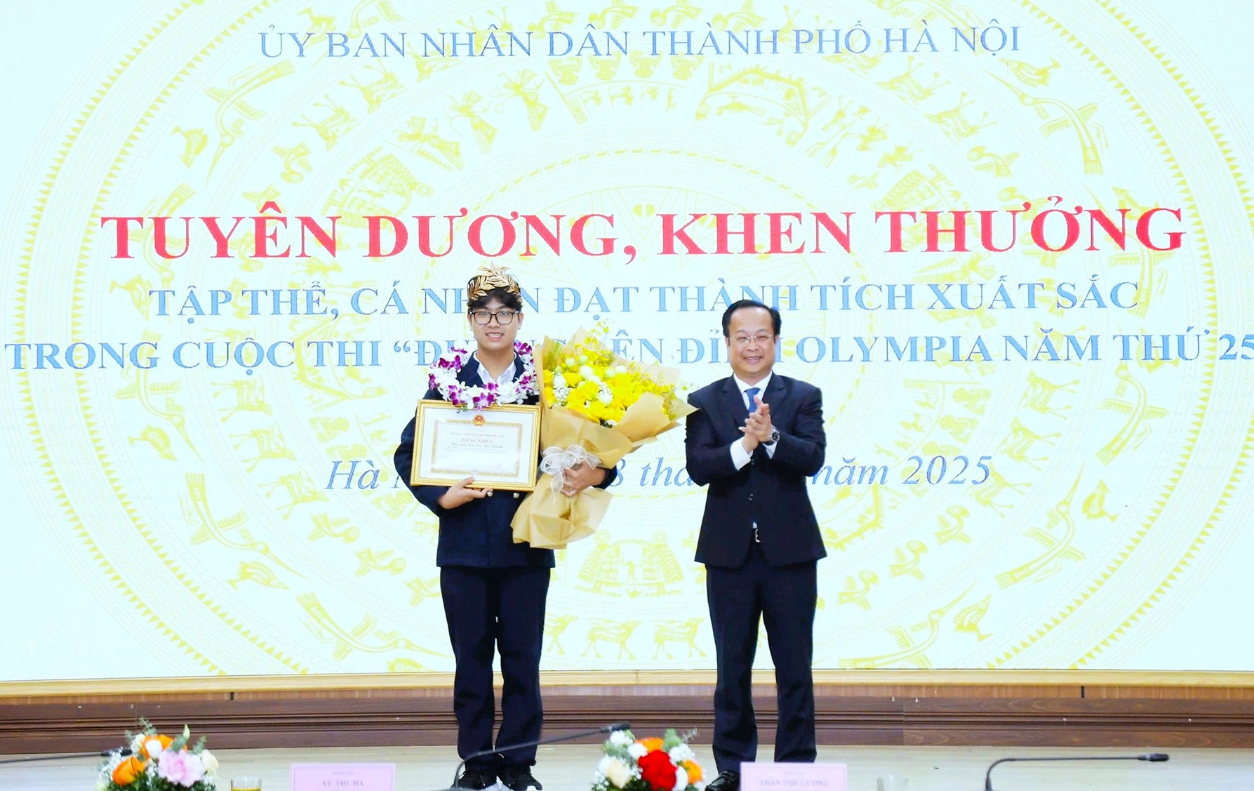 Hà Nội tặng bằng khen cho quán quân Olympia Trần Bùi Bảo Khánh - Ảnh 1. Hà Nội tặng bằng khen cho quán quân Olympia Trần Bùi Bảo Khánh - Ảnh 1.