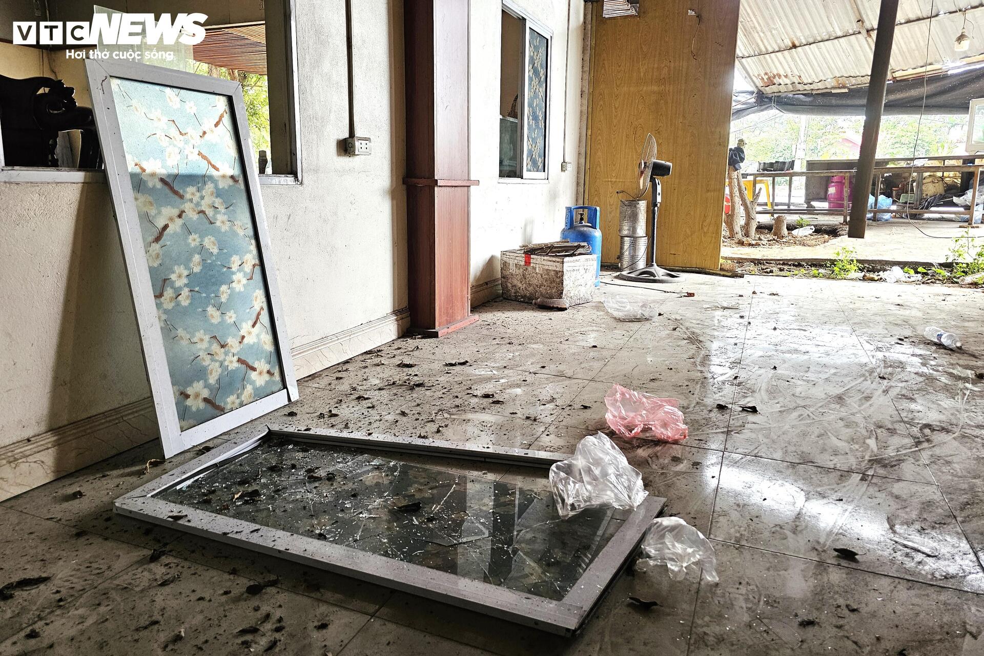 Hiện trường xe bồn nổ như bom: Xé toạc cabin, thổi bay cửa kính nhà dân - Ảnh 8. Hiện trường xe bồn nổ như bom: Xé toạc cabin, thổi bay cửa kính nhà dân - Ảnh 8.