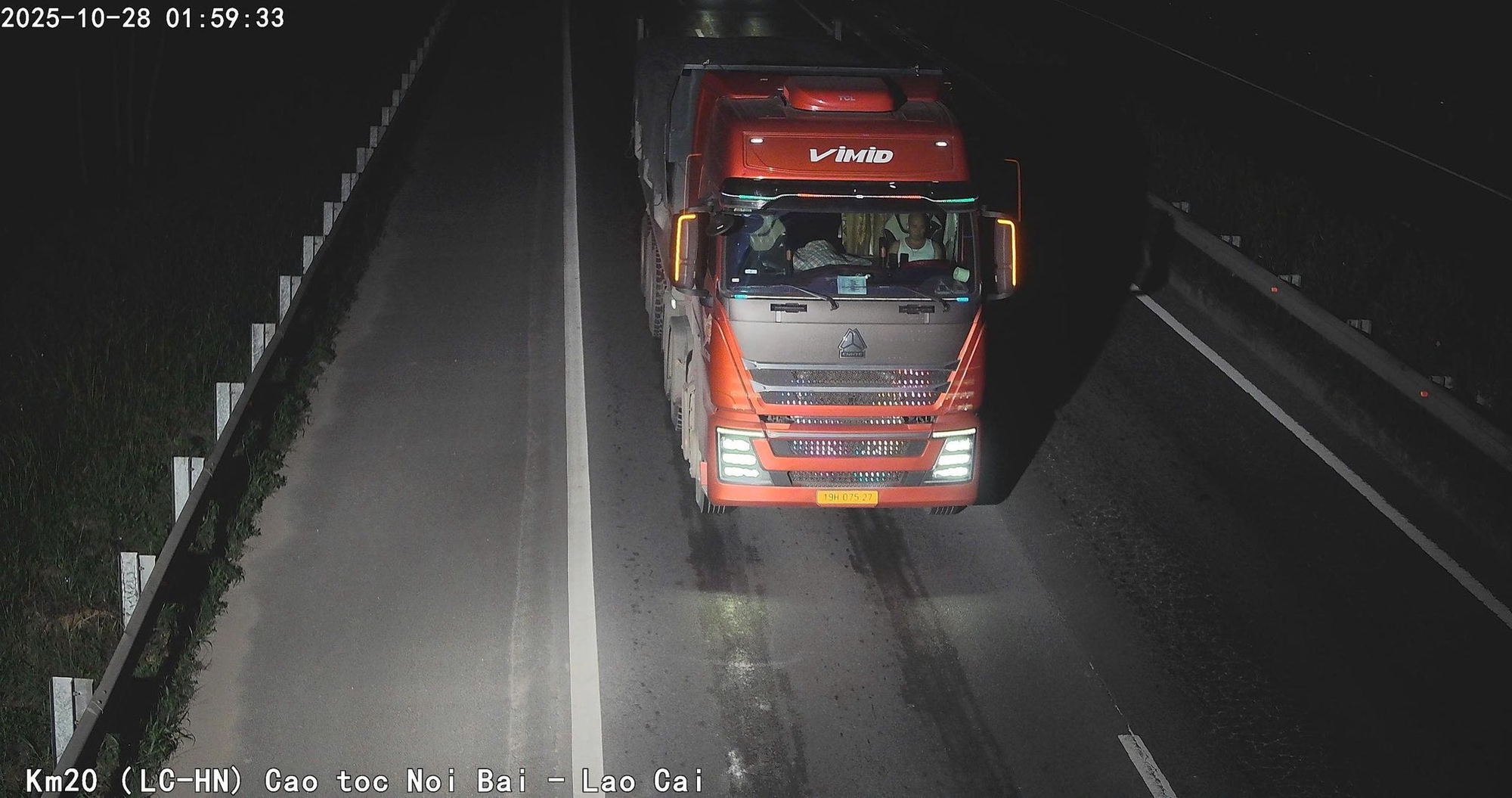 Gần 3.800 tài xế 'quên' thắt dây an toàn bị camera AI phát hiện trên cao tốc Nội Bài - Lào Cai - Ảnh 1. Gần 3.800 tài xế 'quên' thắt dây an toàn bị camera AI phát hiện trên cao tốc Nội Bài - Lào Cai - Ảnh 1.