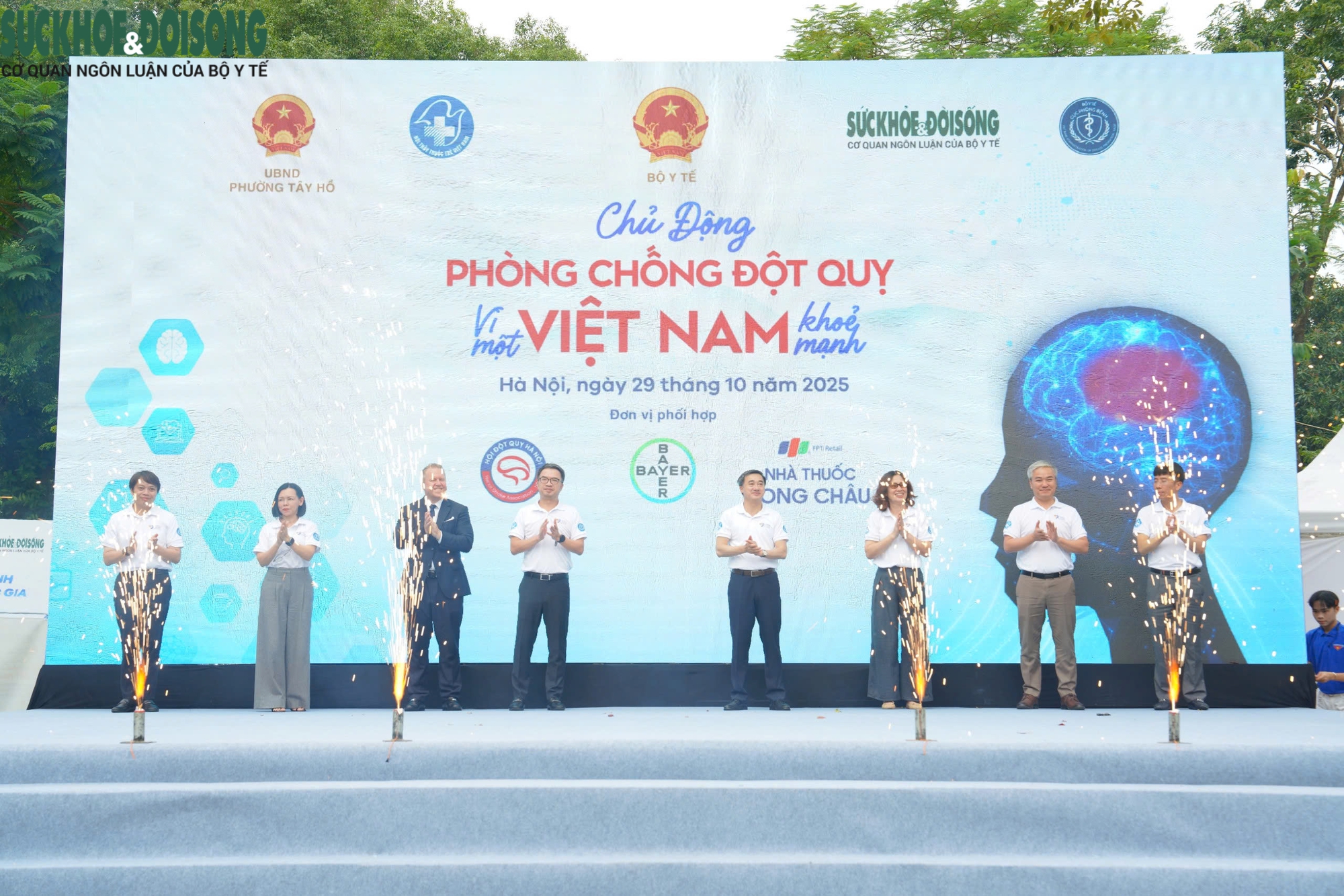 Người dân hào hứng tầm soát sức khỏe hưởng ứng Ngày Thế giới Phòng chống Đột quỵ- Ảnh 1. Người dân hào hứng tầm soát sức khỏe hưởng ứng Ngày Thế giới Phòng chống Đột quỵ- Ảnh 1.