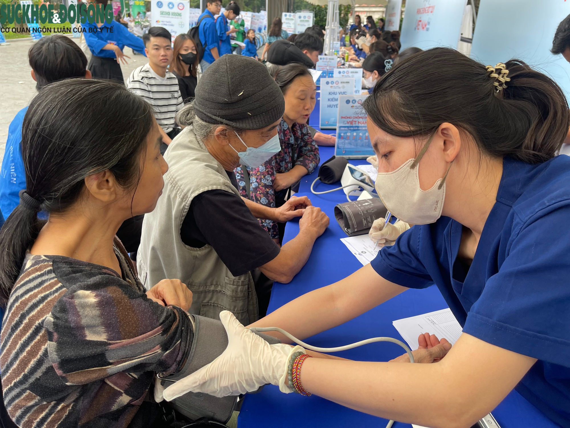 Người dân hào hứng tầm soát sức khỏe hưởng ứng Ngày Thế giới Phòng chống Đột quỵ- Ảnh 3. Người dân hào hứng tầm soát sức khỏe hưởng ứng Ngày Thế giới Phòng chống Đột quỵ- Ảnh 3.