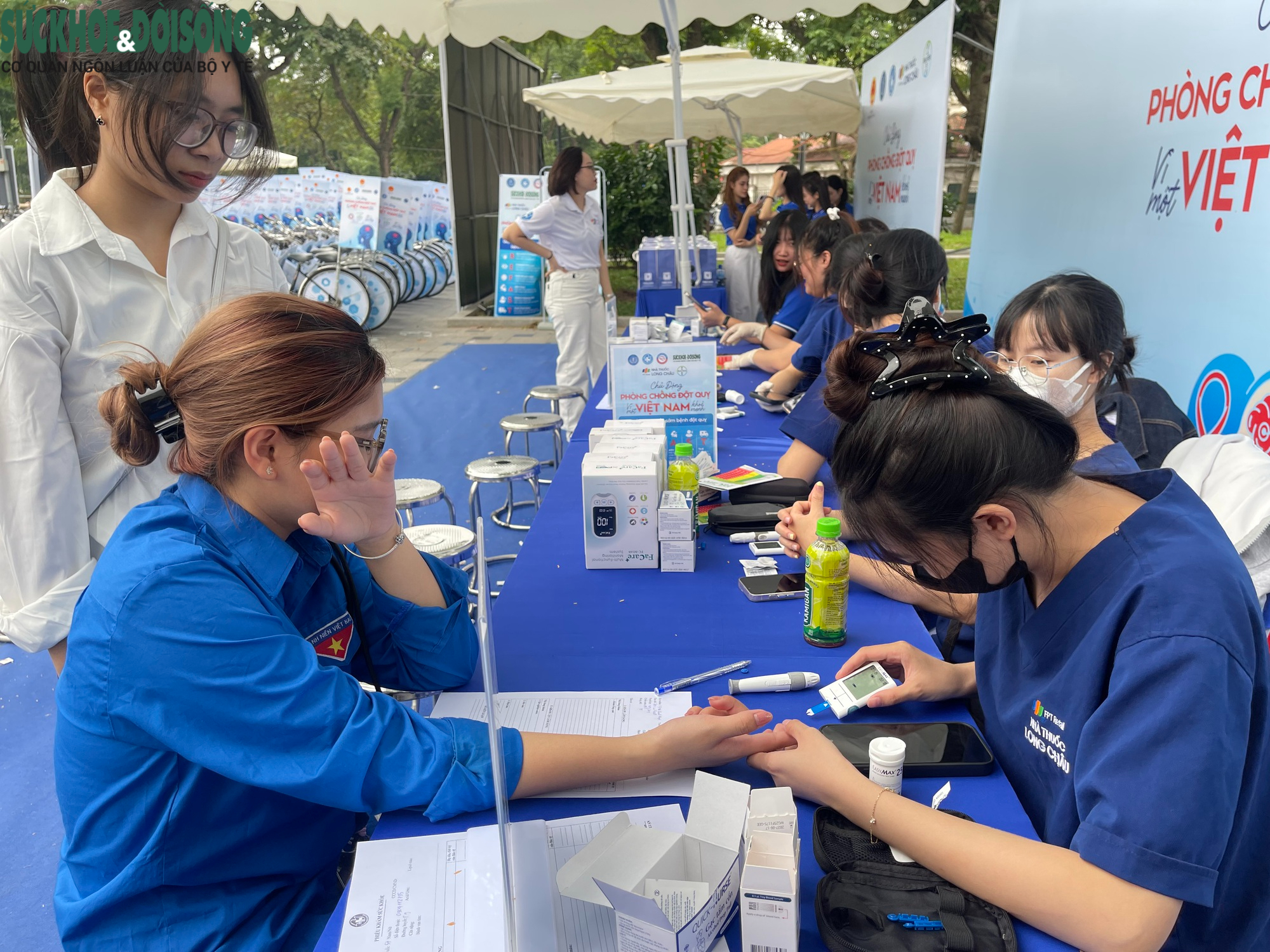 Người dân hào hứng tầm soát sức khỏe hưởng ứng Ngày Thế giới Phòng chống Đột quỵ- Ảnh 4. Người dân hào hứng tầm soát sức khỏe hưởng ứng Ngày Thế giới Phòng chống Đột quỵ- Ảnh 4.