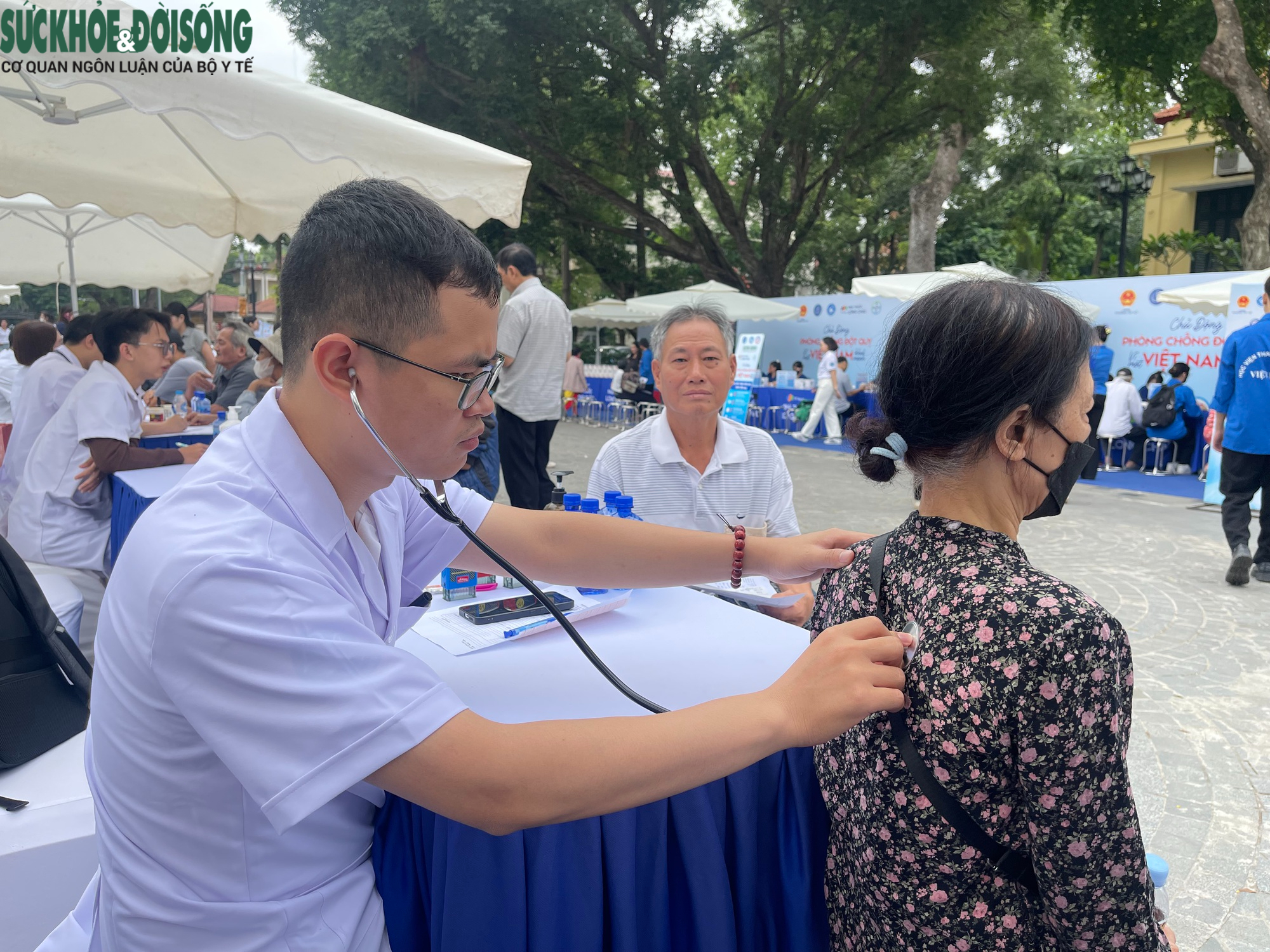 Người dân hào hứng tầm soát sức khỏe hưởng ứng Ngày Thế giới Phòng chống Đột quỵ- Ảnh 5. Người dân hào hứng tầm soát sức khỏe hưởng ứng Ngày Thế giới Phòng chống Đột quỵ- Ảnh 5.