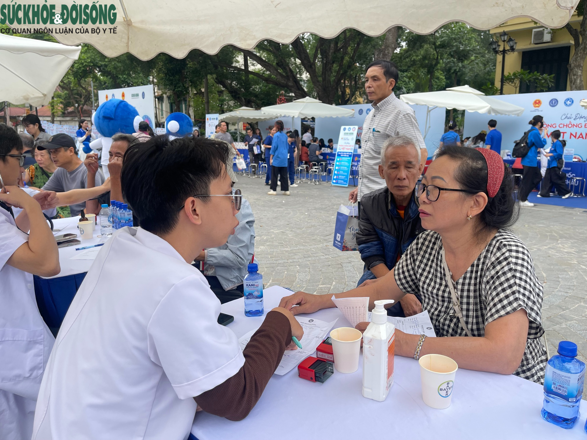 Người dân hào hứng tầm soát sức khỏe hưởng ứng Ngày Thế giới Phòng chống Đột quỵ- Ảnh 6. Người dân hào hứng tầm soát sức khỏe hưởng ứng Ngày Thế giới Phòng chống Đột quỵ- Ảnh 6.