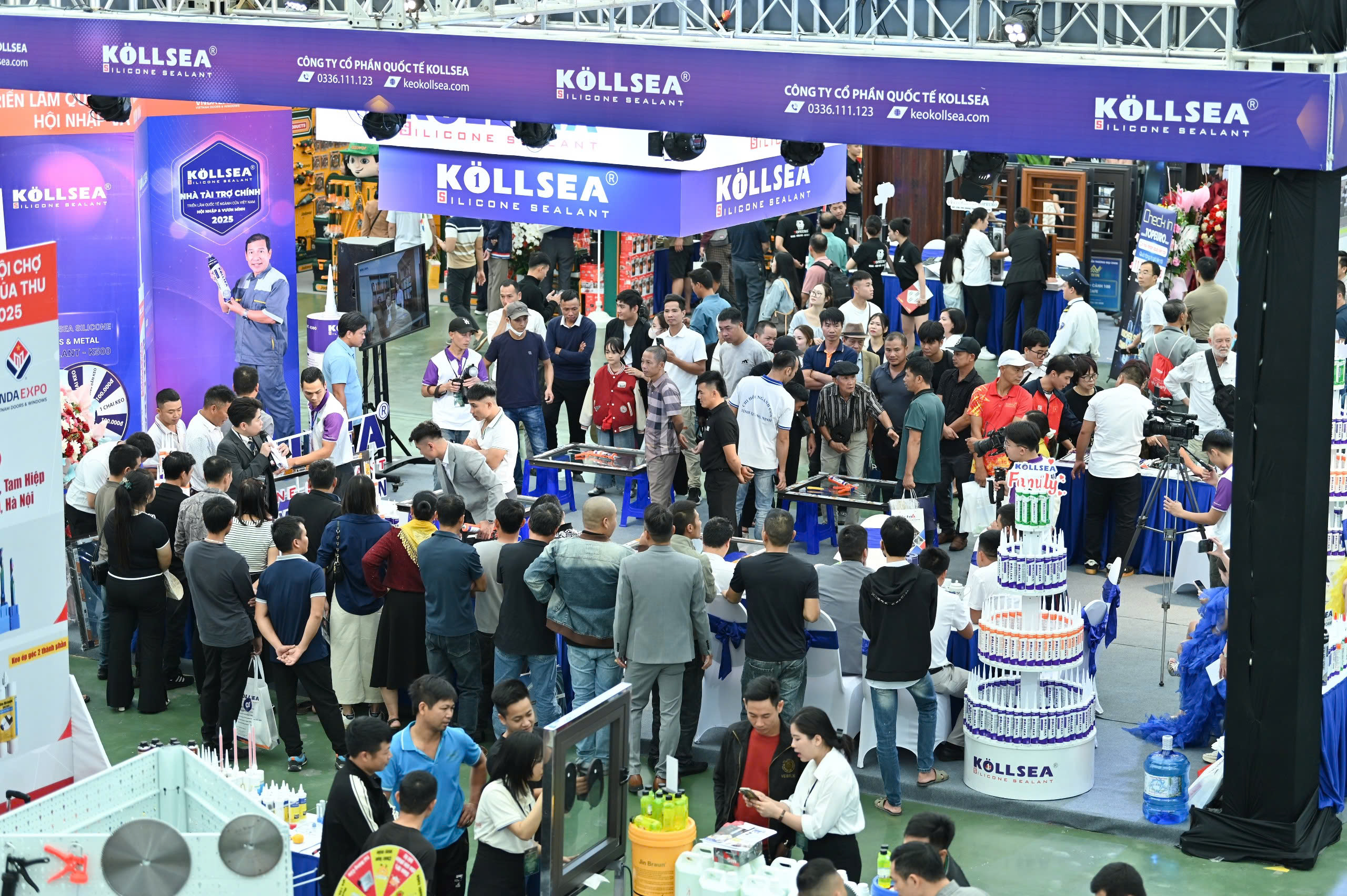 Hội chợ Mùa Thu lần thứ nhất – 2025: Các gian hàng quốc tế hút khách, giao thương sôi động - Ảnh 1. Hội chợ Mùa Thu lần thứ nhất – 2025: Các gian hàng quốc tế hút khách, giao thương sôi động - Ảnh 1.