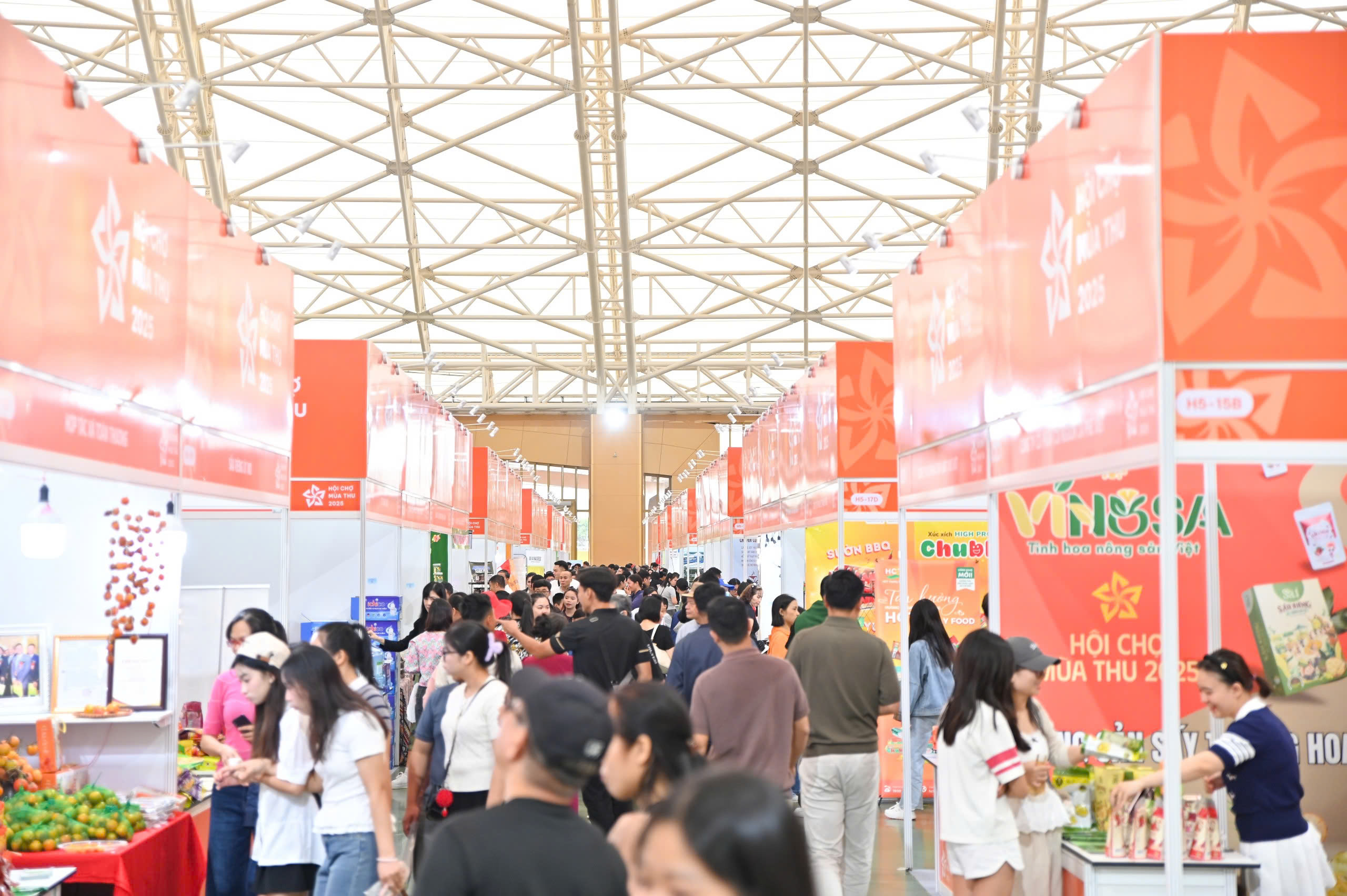 Hội chợ Mùa Thu lần thứ nhất – 2025: Các gian hàng quốc tế hút khách, giao thương sôi động - Ảnh 2. Hội chợ Mùa Thu lần thứ nhất – 2025: Các gian hàng quốc tế hút khách, giao thương sôi động - Ảnh 2.