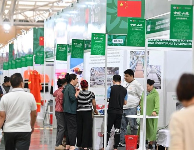 Hội chợ Mùa Thu lần thứ nhất – 2025: Các gian hàng quốc tế hút khách, giao thương sôi động - Ảnh 3. Hội chợ Mùa Thu lần thứ nhất – 2025: Các gian hàng quốc tế hút khách, giao thương sôi động - Ảnh 3.