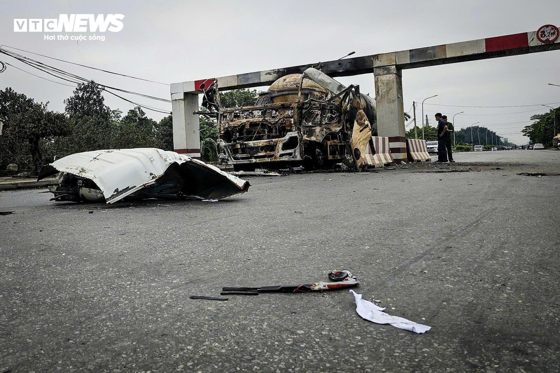 Hiện trường xe bồn nổ như bom: Xé toạc cabin, thổi bay cửa kính nhà dân - Ảnh 1. Hiện trường xe bồn nổ như bom: Xé toạc cabin, thổi bay cửa kính nhà dân - Ảnh 1.