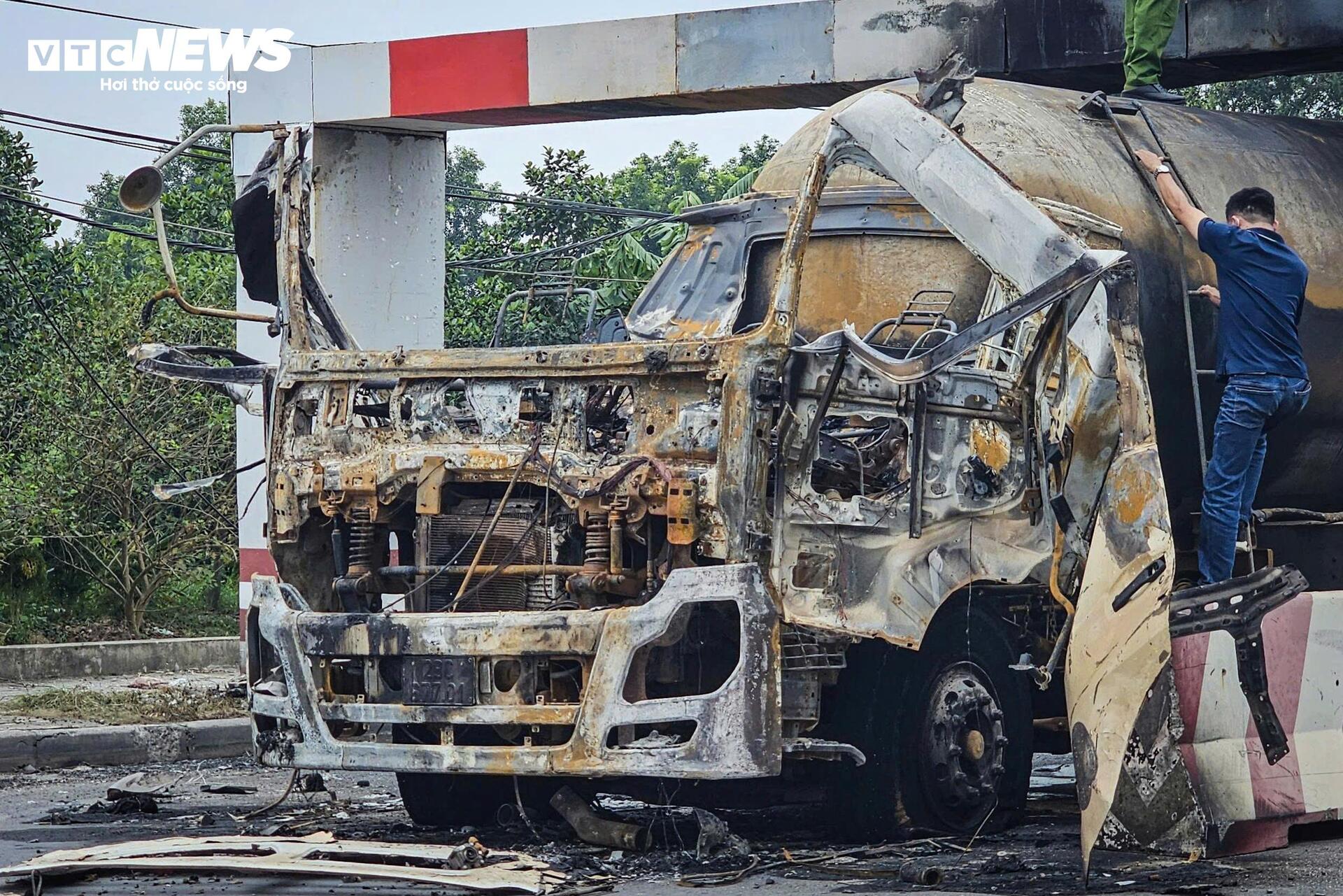 Hiện trường xe bồn nổ như bom: Xé toạc cabin, thổi bay cửa kính nhà dân - Ảnh 2. Hiện trường xe bồn nổ như bom: Xé toạc cabin, thổi bay cửa kính nhà dân - Ảnh 2.