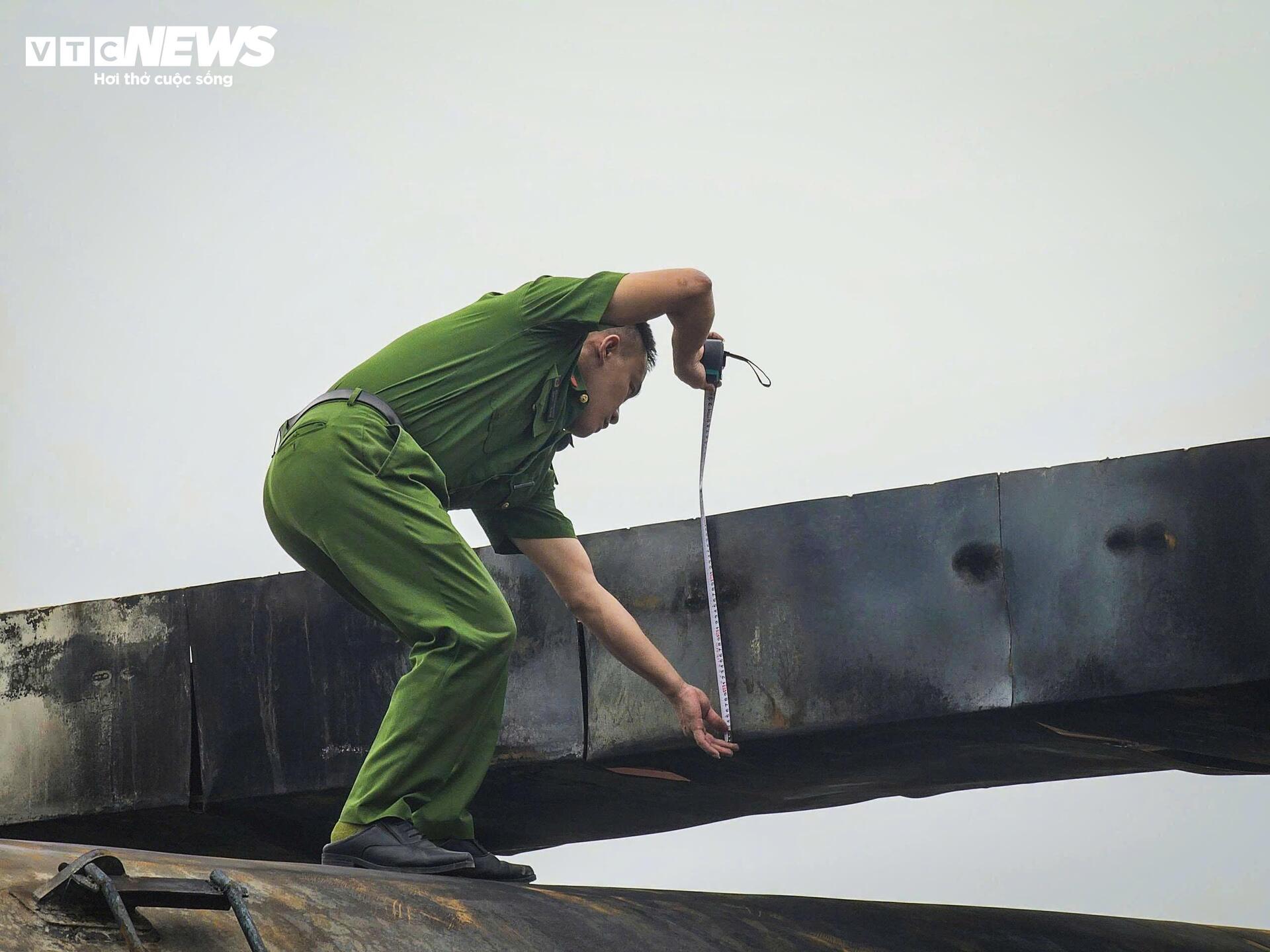 Hiện trường xe bồn nổ như bom: Xé toạc cabin, thổi bay cửa kính nhà dân - Ảnh 4. Hiện trường xe bồn nổ như bom: Xé toạc cabin, thổi bay cửa kính nhà dân - Ảnh 4.