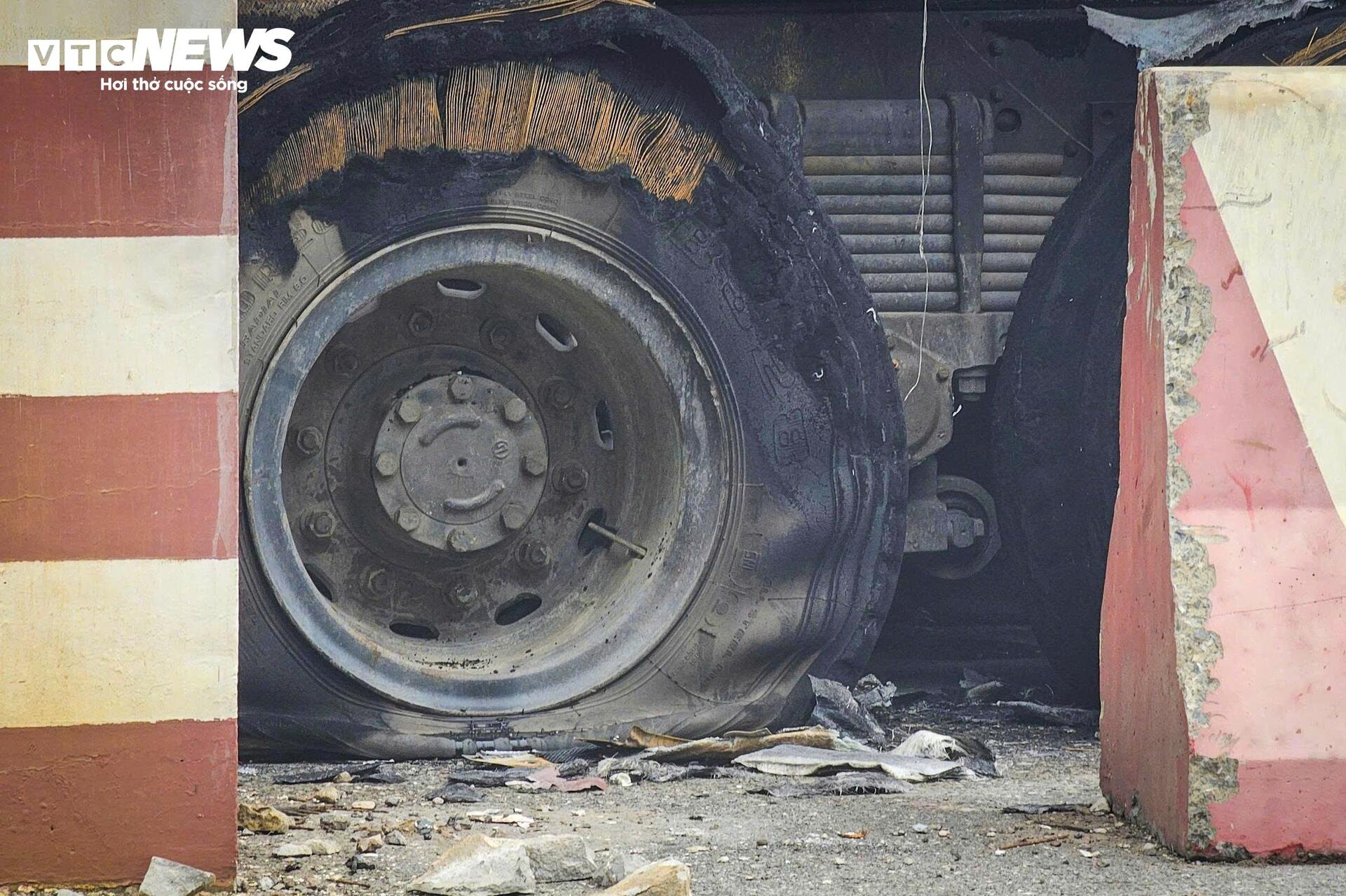 Hiện trường xe bồn nổ như bom: Xé toạc cabin, thổi bay cửa kính nhà dân - Ảnh 5. Hiện trường xe bồn nổ như bom: Xé toạc cabin, thổi bay cửa kính nhà dân - Ảnh 5.