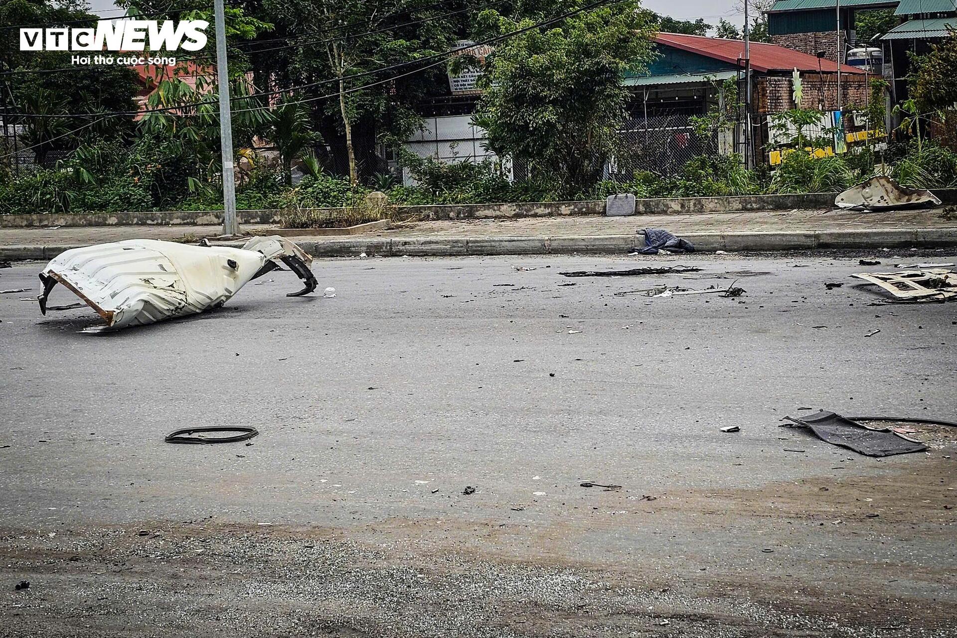 Hiện trường xe bồn nổ như bom: Xé toạc cabin, thổi bay cửa kính nhà dân - Ảnh 6. Hiện trường xe bồn nổ như bom: Xé toạc cabin, thổi bay cửa kính nhà dân - Ảnh 6.