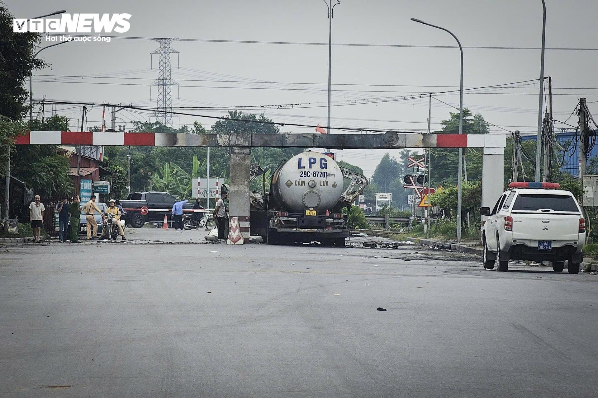 Hiện trường xe bồn nổ như bom: Xé toạc cabin, thổi bay cửa kính nhà dân - Ảnh 9. Hiện trường xe bồn nổ như bom: Xé toạc cabin, thổi bay cửa kính nhà dân - Ảnh 9.