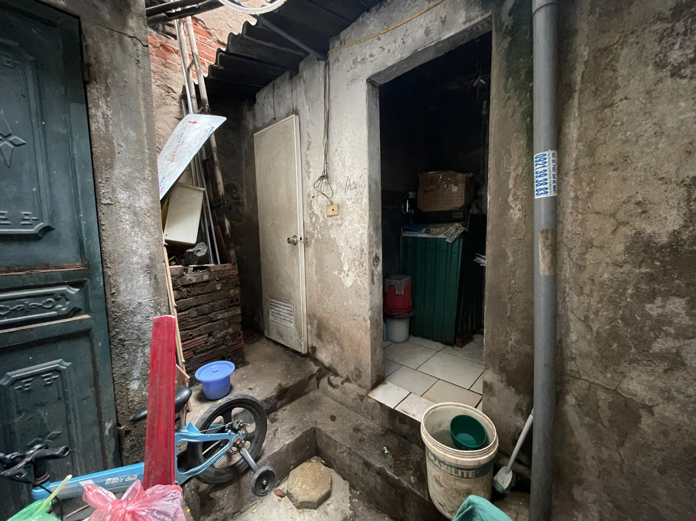 Những căn nhà siêu nhỏ giữa phố cổ Hà Nội – nơi từng mét vuông đều có giá vàng - Ảnh 7. Những căn nhà siêu nhỏ giữa phố cổ Hà Nội – nơi từng mét vuông đều có giá vàng - Ảnh 7.