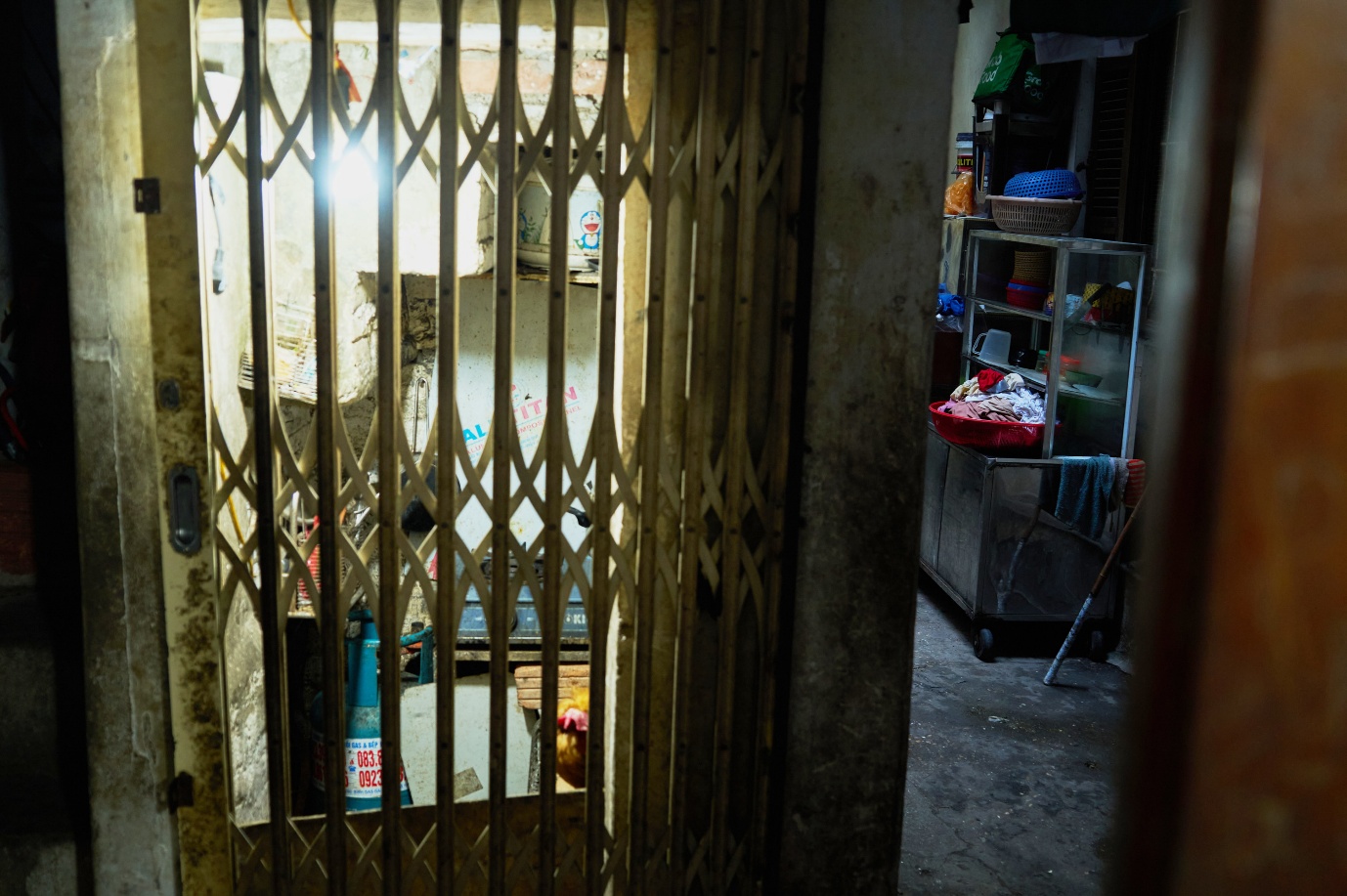 Những căn nhà siêu nhỏ giữa phố cổ Hà Nội – nơi từng mét vuông đều có giá vàng - Ảnh 9. Những căn nhà siêu nhỏ giữa phố cổ Hà Nội – nơi từng mét vuông đều có giá vàng - Ảnh 9.